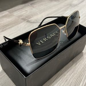 Versace women sunglasses (new) Versace 2227 black gold